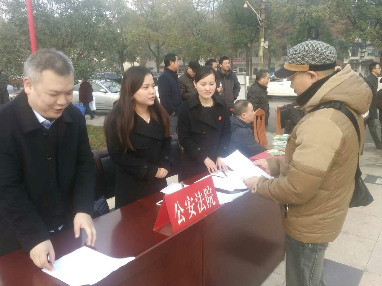 发放手册、提供咨询.jpg