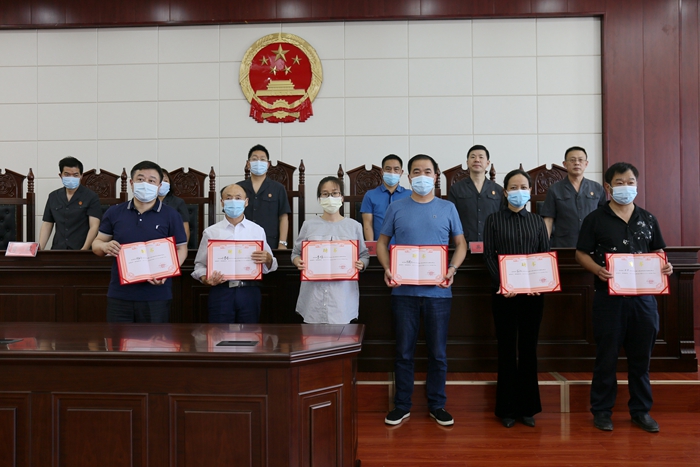 为监督员颁发聘书.jpg