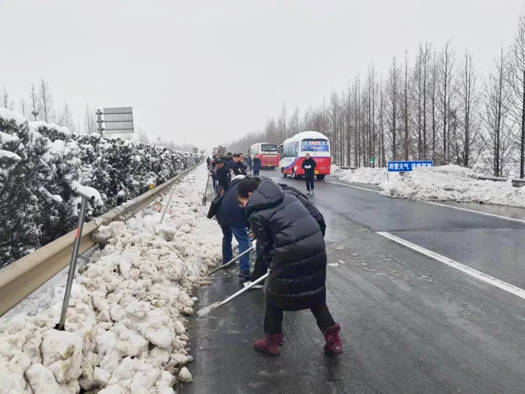 高速铲雪1.jpg 高速铲雪1.jpg